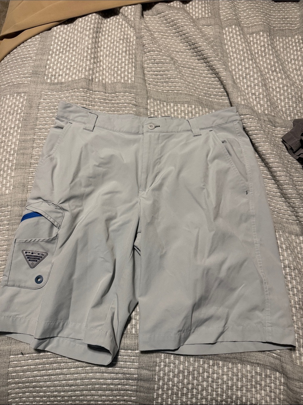 Columbia Light Gray Men's Cargo Shorts with Blue Accent